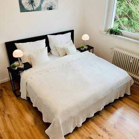 Direkte Uninähe: Ferienwohnung mit großem Doppelbett, Küchenzeile und neu renoviertem Badezimmer Homburg  Exterior foto