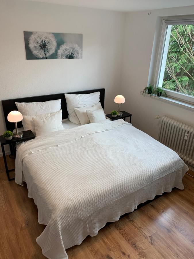 Direkte Uninähe: Ferienwohnung mit großem Doppelbett, Küchenzeile und neu renoviertem Badezimmer Homburg  Exterior foto