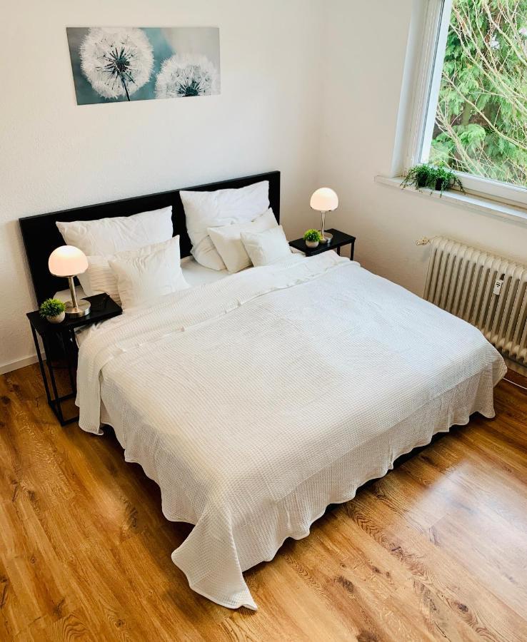 Direkte Uninähe: Ferienwohnung mit großem Doppelbett, Küchenzeile und neu renoviertem Badezimmer Homburg  Exterior foto