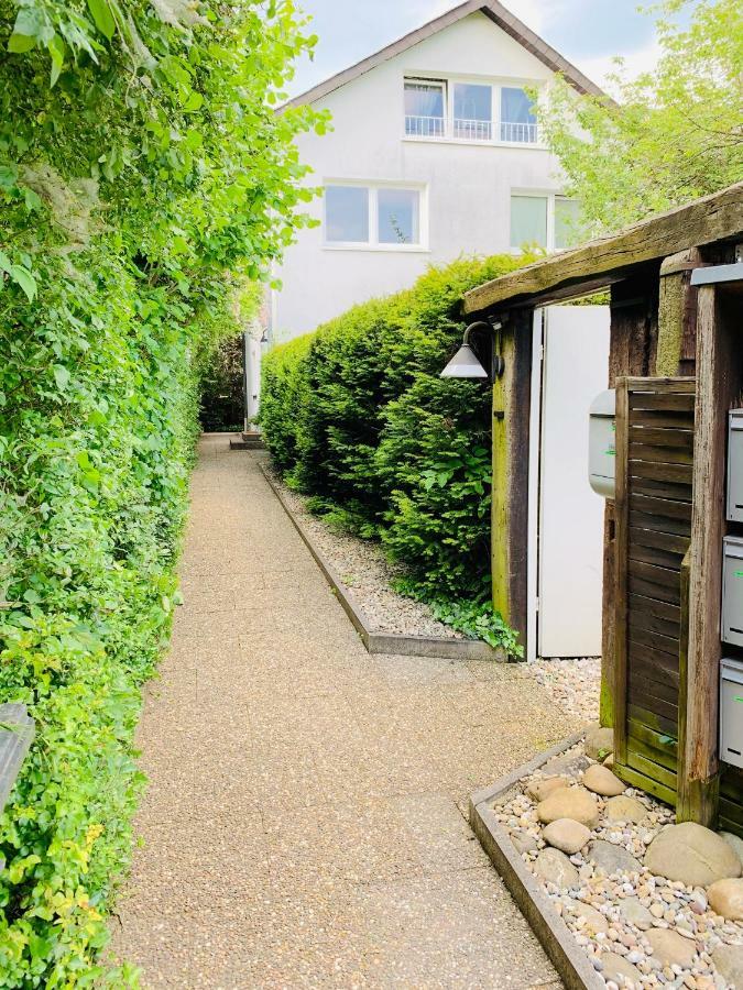 Direkte Uninähe: Ferienwohnung mit großem Doppelbett, Küchenzeile und neu renoviertem Badezimmer Homburg  Exterior foto