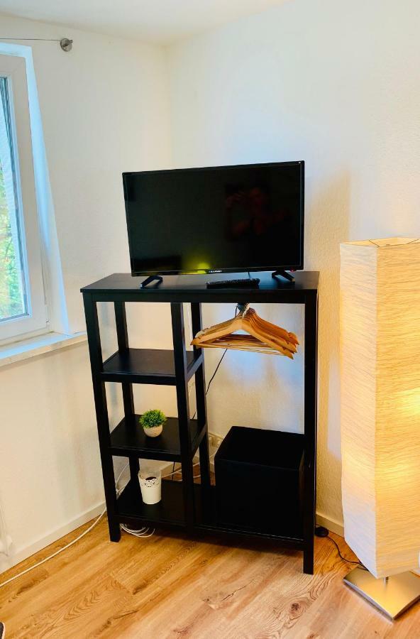Direkte Uninähe: Ferienwohnung mit großem Doppelbett, Küchenzeile und neu renoviertem Badezimmer Homburg  Exterior foto