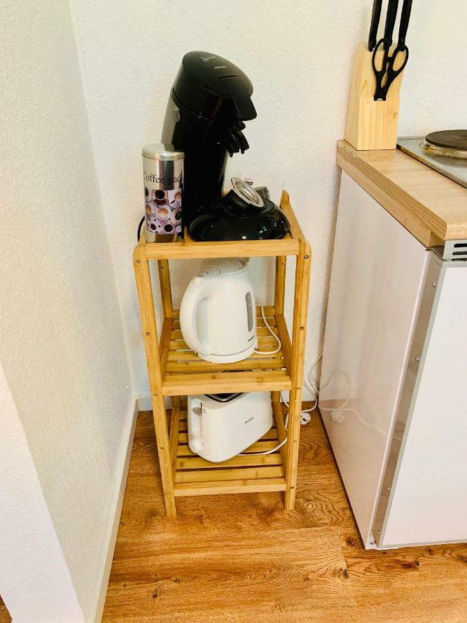 Direkte Uninähe: Ferienwohnung mit großem Doppelbett, Küchenzeile und neu renoviertem Badezimmer Homburg  Exterior foto